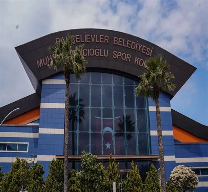 Bahçelievler’de Kentsel Dönüşüm Şoku: Yıkılan Bina Duvarı Ortaya Çıktı