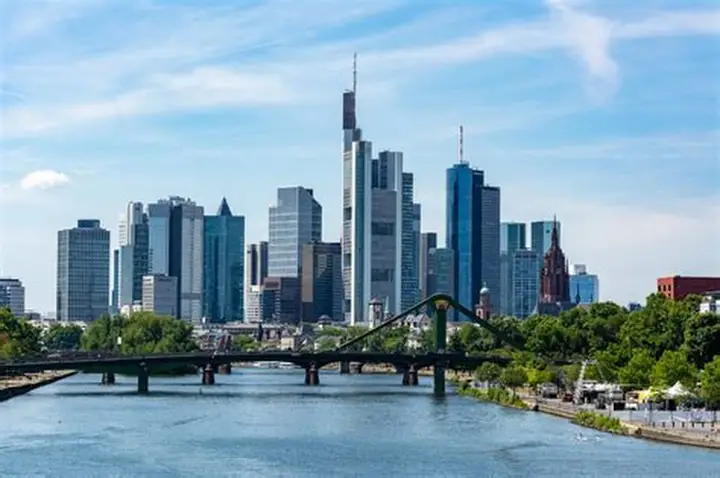 Frankfurt’un Kamu Şirketleri: Rekor Kârlar ve Stratejik Zararlar