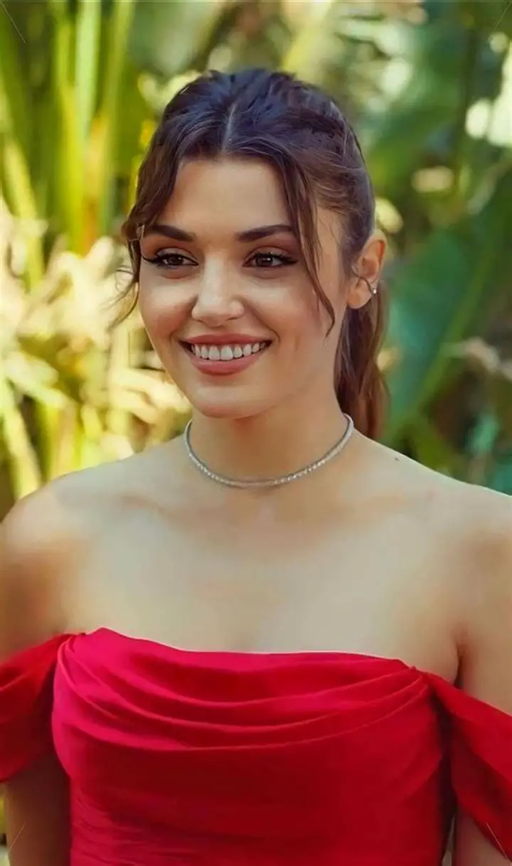 Hande Erçel’den “İki Dünya Bir Dilek” Setinden Yeni Pozlar, Aşk İddiası!