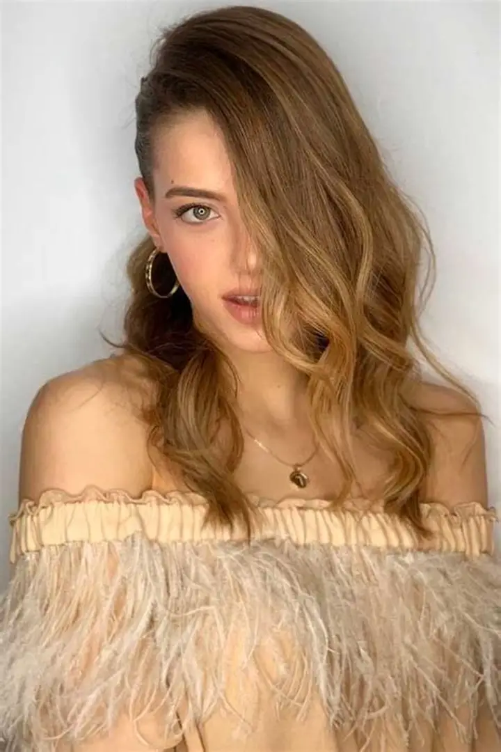 Leyla Tanlar’ın ‘Erken Kış’ Galasında Topuklu Mücadelesi