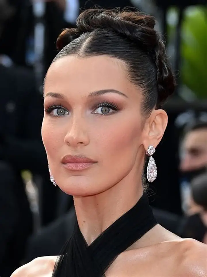 Bella Hadid’den 2026 Sokak Modasına Yön Veren Western Stil!