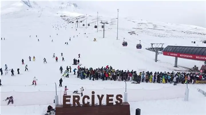 Erciyes, Türk Dünyası Kayak Zirvesi ve Yılbaşı Rekoru Kırdı!